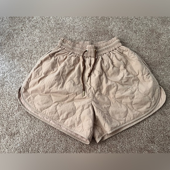 Varley Connel Quilt Short 4” in Warm Taupe size XS - Picture 3 of 6